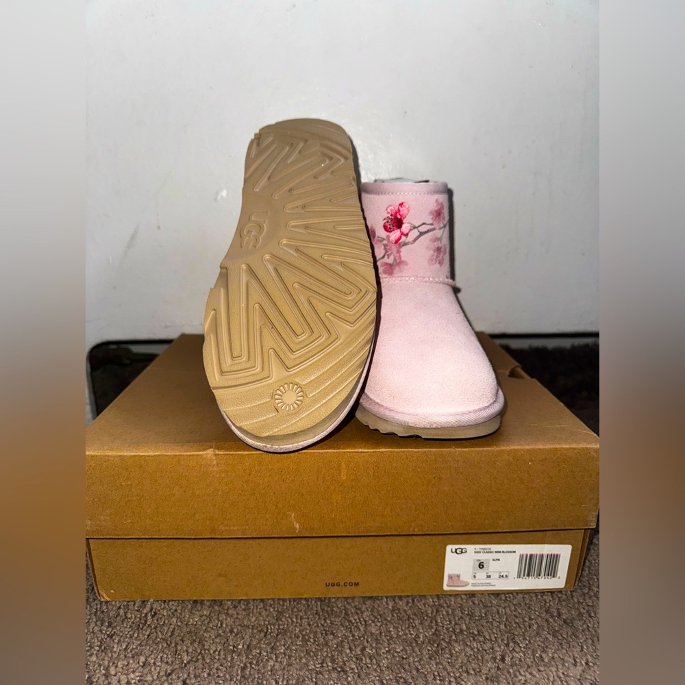 (CLASSIC) Mini Suede Embroidered Floral UGGS